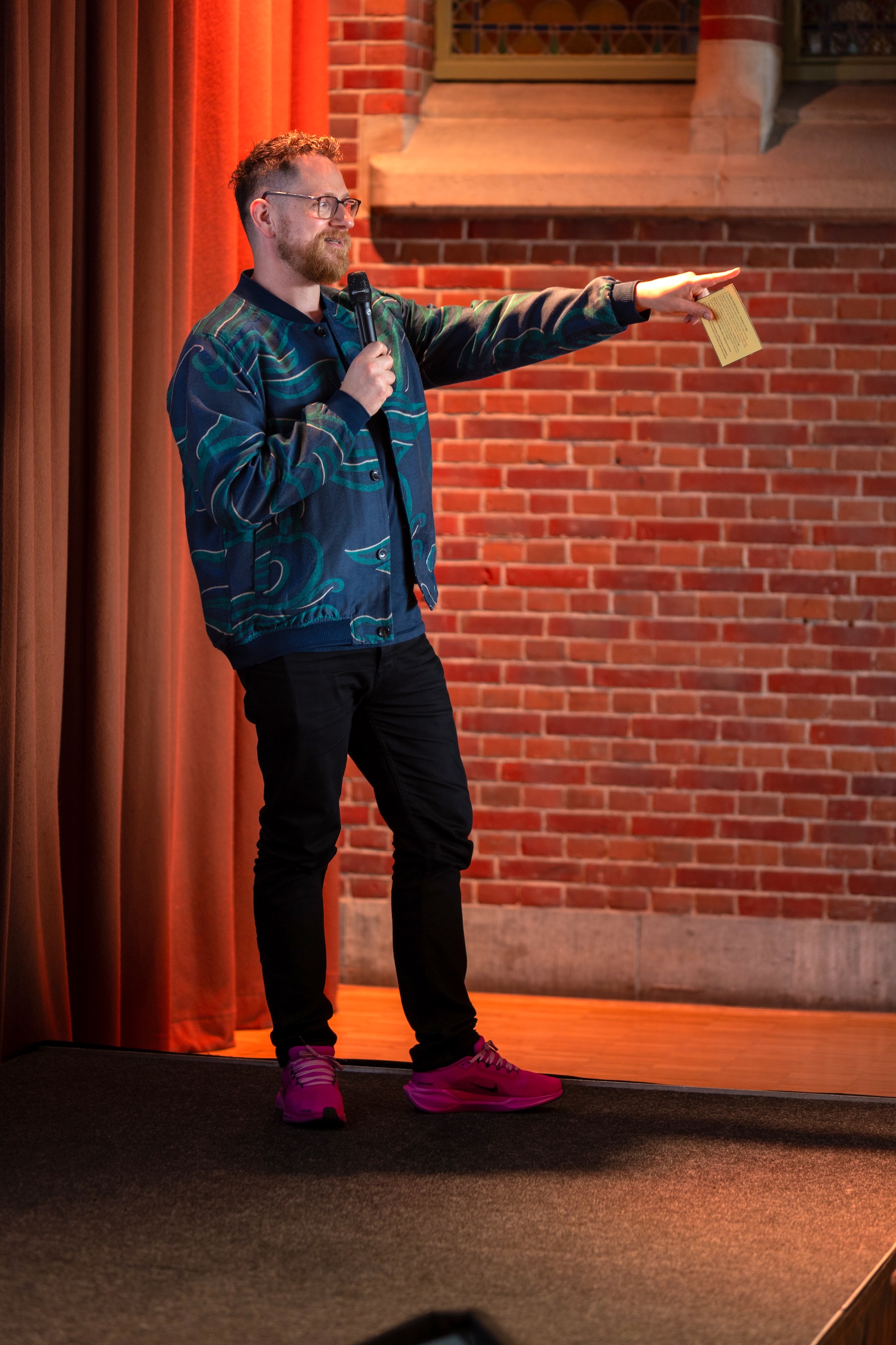 dagvoorzitter moderator host presentator Oliver de Leeuw op podium zaalinteractie